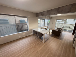 ゆったり過ごせる居間です