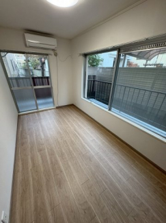 ゆったりした洋室です