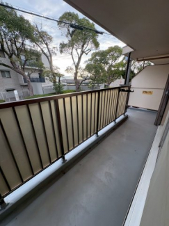 落ち着いた時間を過ごせるバルコニーです