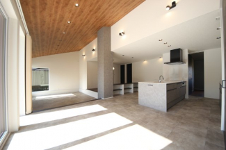 ゆったりリビング、天井も高く非常に開放感のある作りです