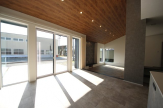 リビングには光が降り注ぎます、バーチカル（縦型）ブラインドでプライバシーも安心