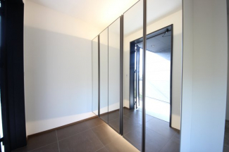 玄関靴収納が鏡張り扉で身だしなみチェックに便利