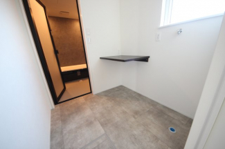 お風呂横の脱衣・洗濯機スペース