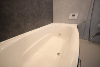 足を延ばせる広めの浴槽