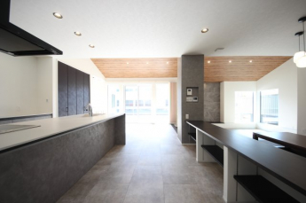 アイランドキッチンと掘りごたつの間の空間