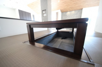 掘りごたつ、蓋でフラットな空間にもできます