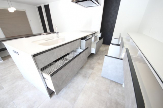 キッチン別角度、たくさんの収納があります