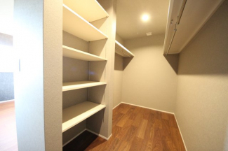 主寝室のウォークインクローゼット