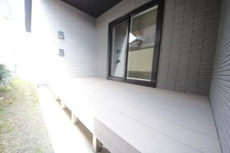 ウッドデッキ、屋根付きで洗濯干しにも活躍しそうです