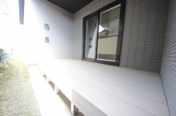 ウッドデッキ、屋根付きで洗濯干しにも活躍しそうです