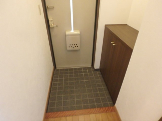 収納もある玄関です