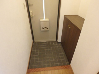 収納もある玄関です