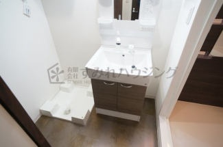 参考、同建物・同間取りの号室（壁紙や床の色味は異なります）