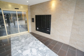 参考、同建物・同間取りの号室（壁紙や床の色味は異なります）