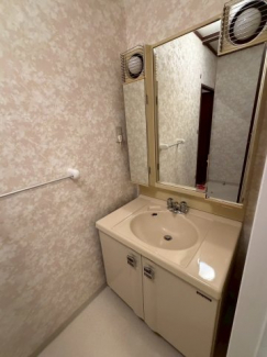 使いやすいレイアウトの洗面スペースは、朝の準備もスムーズ。限られた空間を有効活用し、日常の利便性をしっかり支えます。