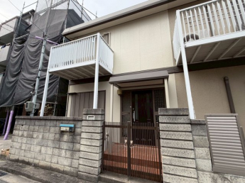 周辺の街並みに調和した落ち着きのある外観。シンプルながらも安心感のある佇まいで、長く住み続けたくなる住環境を演出します。