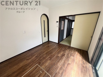 大きな窓から光が広がる心地よいダイニング。家族が自然と集まる明るい空間で、食事や団らんの時間をより豊かに楽しめます。