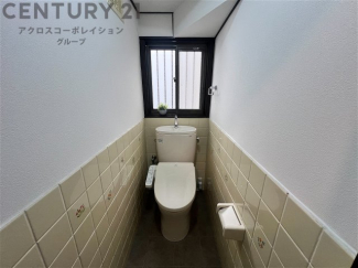 温水洗浄便座付トイレは温水洗浄機能により、暖かい水でおしりを洗浄することができ、冷たい水を使う従来の便座に比べ、温水洗浄機能で暖かいトイレを提供し、快適な使用を可能にします。
