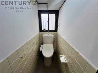 温水洗浄便座付トイレは温水洗浄機能により、暖かい水でおしりを洗浄することができ、冷たい水を使う従来の便座に比べ、温水洗浄機能で暖かいトイレを提供し、快適な使用を可能にします。
