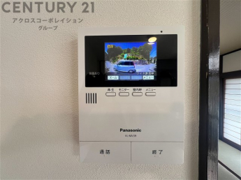 訪問者が来たときにテレビ画面で確認できるため、安心してドアを開けられます。録画機能があるものもあり、留守中に来訪者を記録しておくことができます。利便性が高く、セキュリティ面でも安心です。
