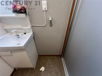 洗濯物の仕分け作業がしやすく、整理整頓が容易になります。洗濯音や湿気を他の部屋に持ち込まず、生活環境を快適に保ちます。上部を活用すれば収納スペースを確保でき洗剤や洗濯用品の整理もしやすくなります。