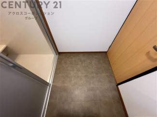 衣服の収納や脱ぎ着や整理整頓がしやすく、湿った衣類を乾燥させるスペースがありカビや臭いの発生を防ぎます。床の汚れを他の部屋に持ち込まず清潔を保つことができます。また快適な入浴環境の整備にも役立ちます。