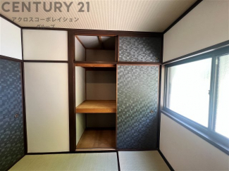 布団や季節家電をすっきり収納できる押入れ。奥行きがあり使い勝手が良く、居室を広く保ちながら生活感を抑えた整った空間づくりに役立ちます。