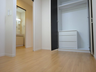 洋室(収納家具付き)