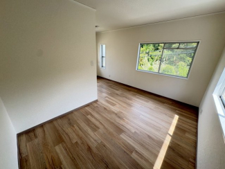 落ち着いた色調の洋室です