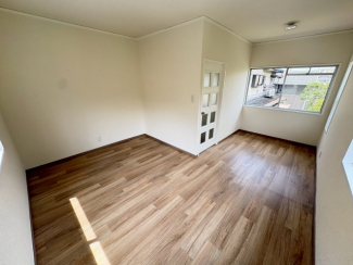 落ち着いた色調の洋室です