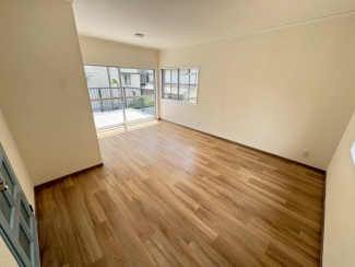 落ち着いた色調の洋室です