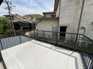 落ち着いた時間を過ごせるバルコニーです