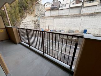 暖かな日差しのふりそそぐバルコニー