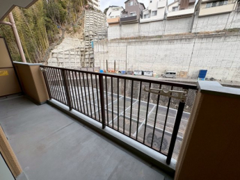 暖かな日差しのふりそそぐバルコニー