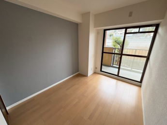 スタンダードな洋室です