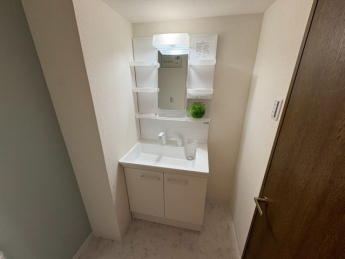 朝の支度にも助かる、独立の洗髪洗面化粧台