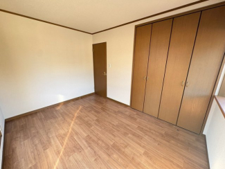 落ち着いた色調の洋室です