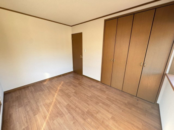 落ち着いた色調の洋室です