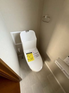 落ち着いた色調のトイレです