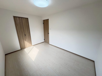 落ち着いた色調の洋室です