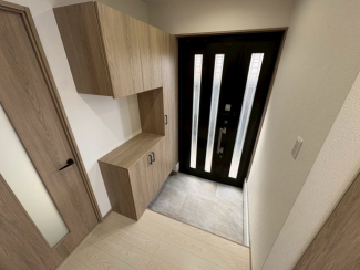 収納もある玄関です