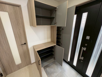 明るい玄関です