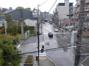 八坂神社まで歩いて７分。外国人を含み、年中観光客が多い場所で