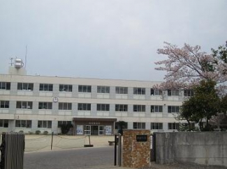 砥部町立砥部小学校まで185m