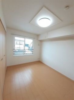 お部屋は照明付きです