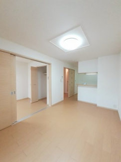 隣の洋室を開けると空間が広がります