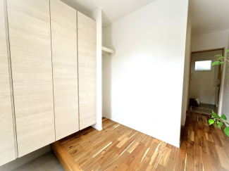 【弊社施工例】実際の仕様とは異なります。玄関には、大容量シューズボックスを設置しました。