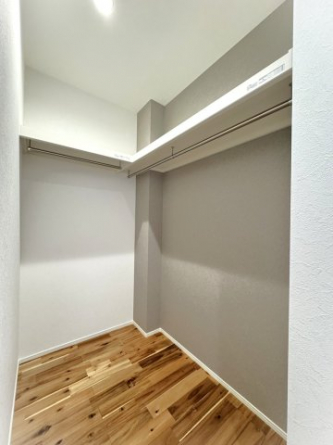 【弊社施工例】実際の仕様とは異なります。玄関、洗面室、階段、リビング入口にも近い位置にファミリークローゼットを設けました。