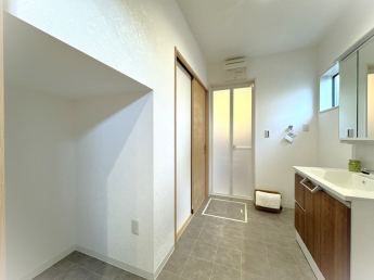 【弊社施工例】実際の仕様とは異なります。キッチンと廊下からアクセスできる洗面室。室内干しできるホスクリーンも付きます♪