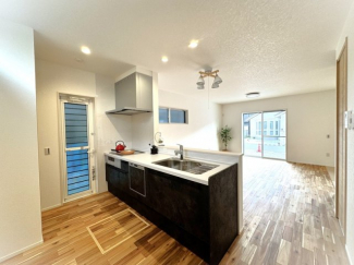 【弊社施工例】実際の仕様とは異なります。システムキッチン扉は人気の色をチョイス。ＩＨクッキングヒーターと食器洗浄乾燥機、浄水器も付いています♪